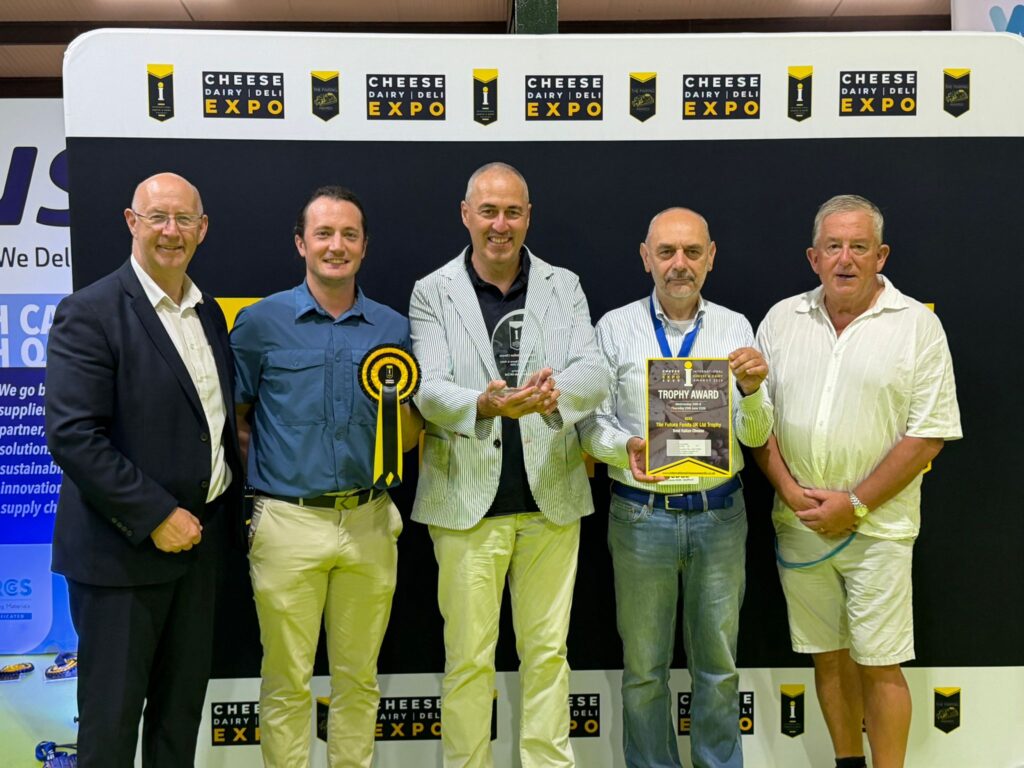 Nella foto della premiazione miglior formaggio d’Italia: Ian Luxton, Icda director, Darrel Demeter, giurato, Gabriele Arlotti, Cheeseitaly, Mario Trunat, giurato, Dai Williams direttore giuria
